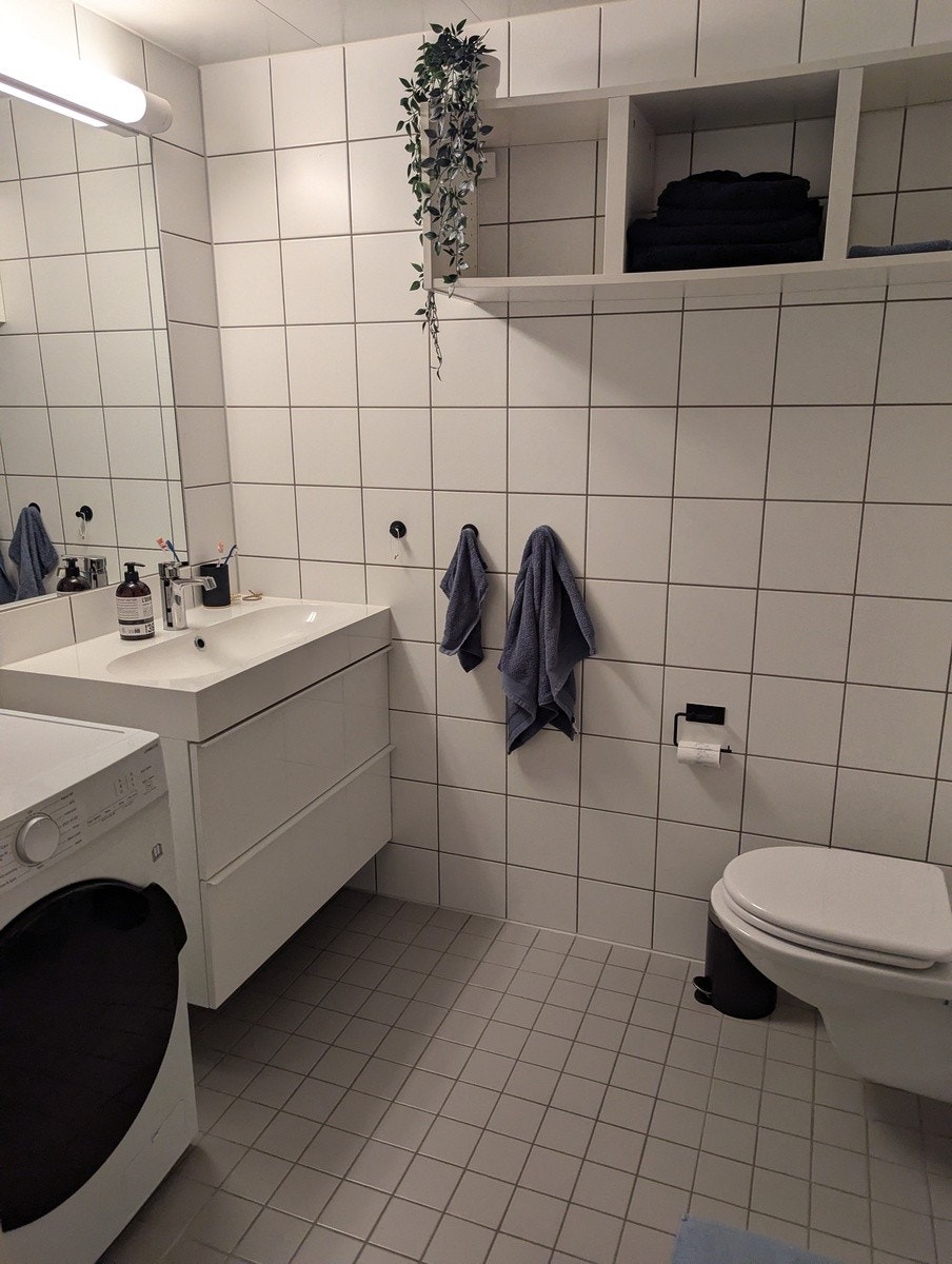 Bad med dusj og vaskemaskin/tørketrommel. Galleribilde