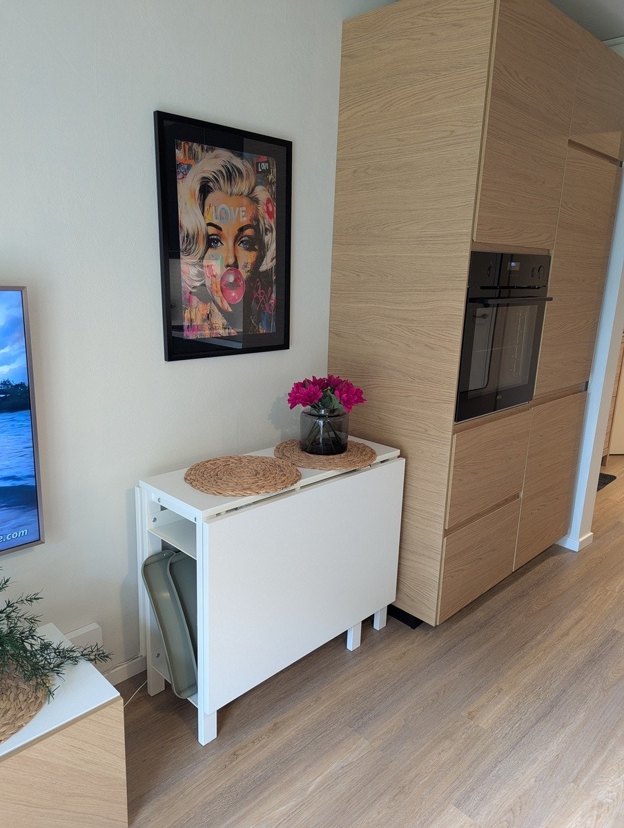 Spisebord til 6 stk, men blir veldig smalt når det er slått sammen. Galleribilde