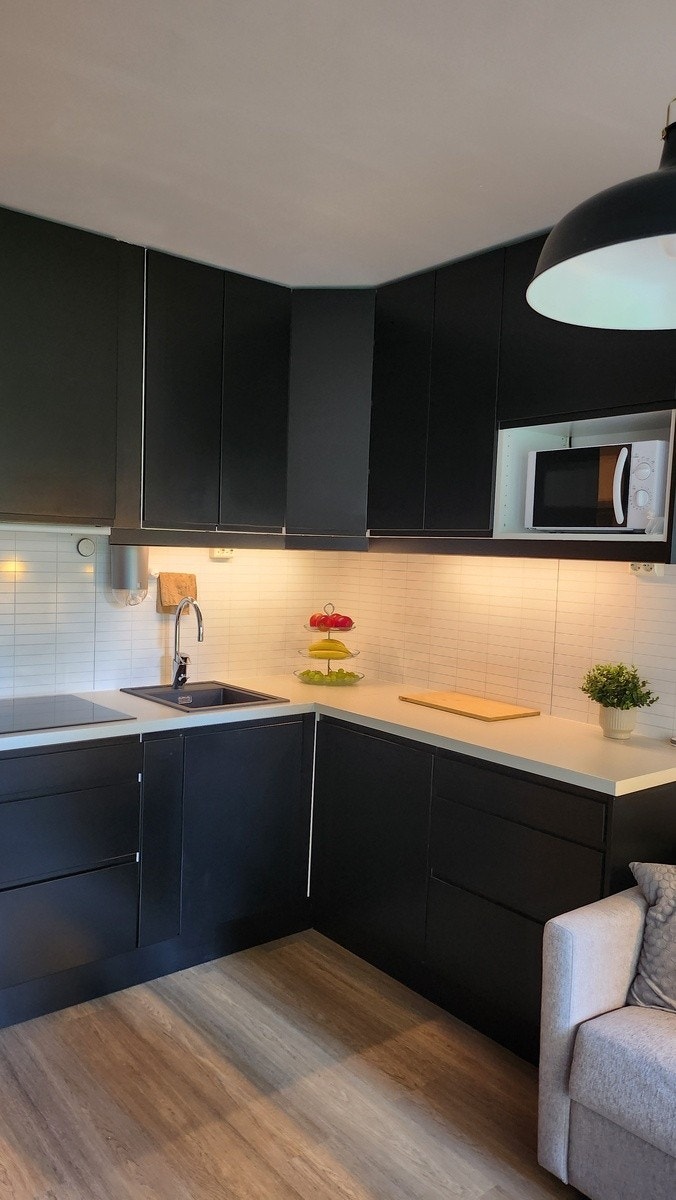 Kjøkken med induction topp og oppvaskmaskin. Galleribilde