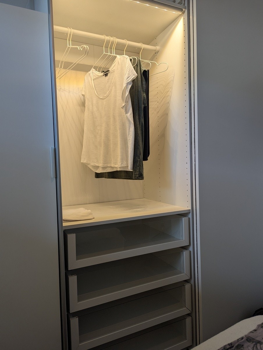 Garderobe med lys. Galleribilde