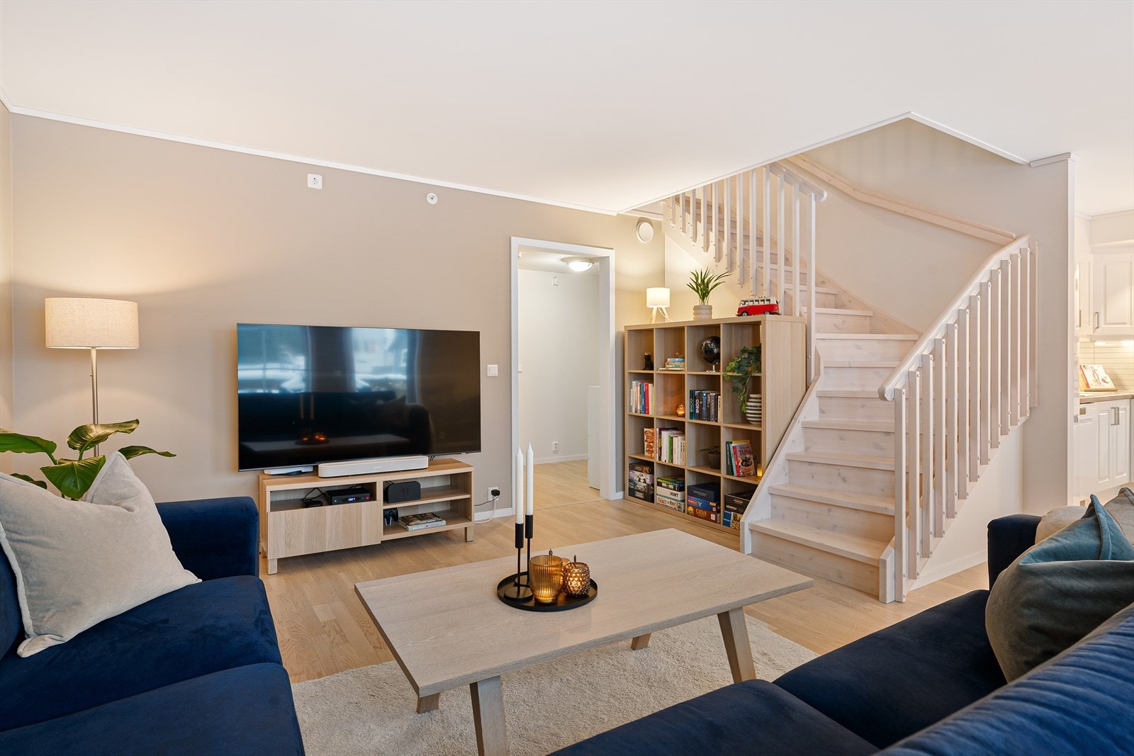 Velkommen til Gartnerivn. 8 - Koselig stue med trapp opp til leilighetens 3 etasje Galleribilde