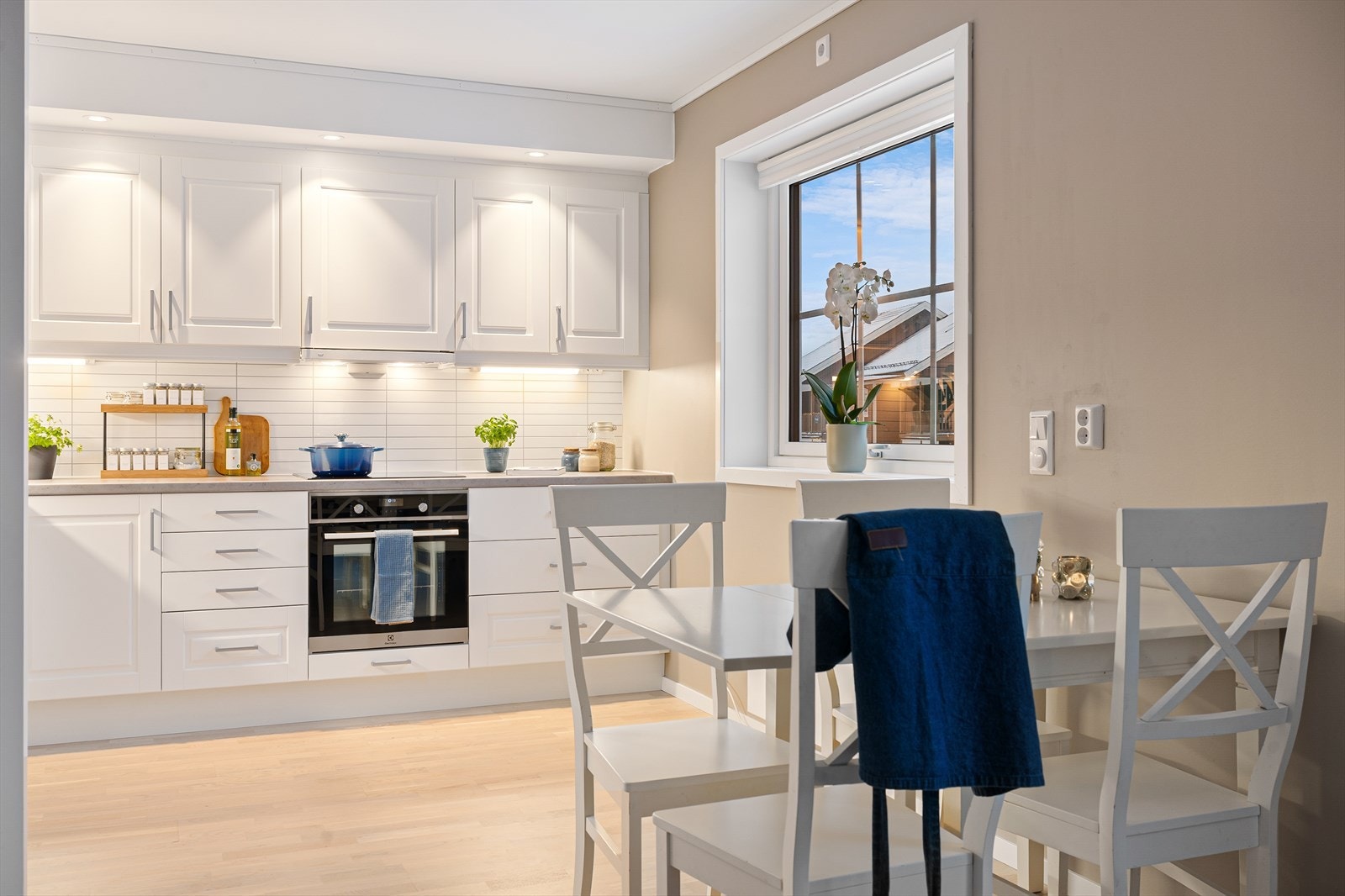 Åpen løsning fra stuen og til det moderne kjøkkenet Galleribilde