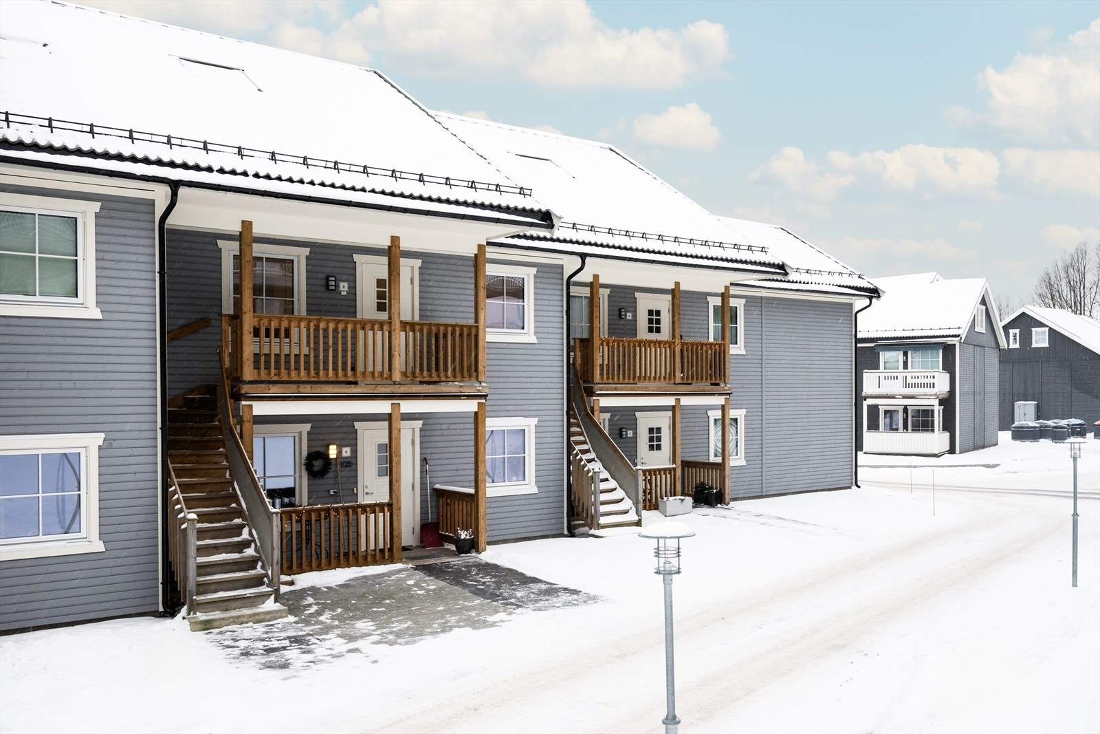 Koselig overbygget balkong ved inngang i 2 etg med utvendig trapp Galleribilde