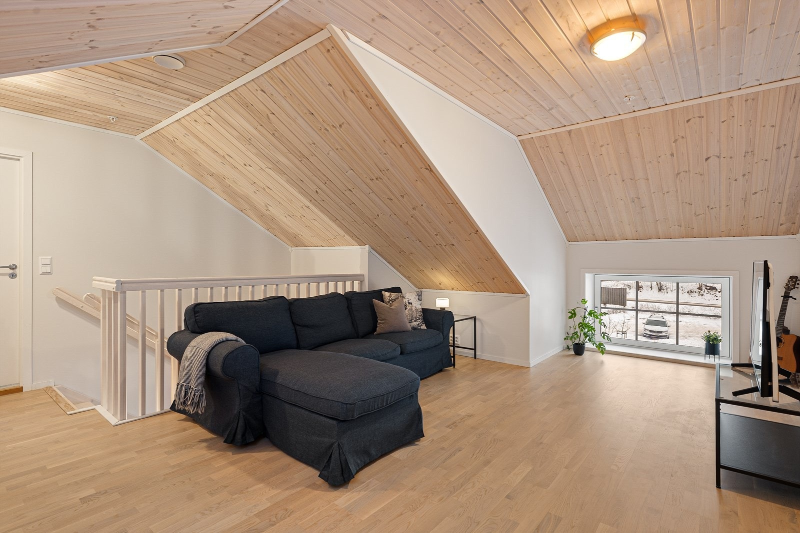 Lofstuen er perfekt som stue, lekerom eller kontor Galleribilde