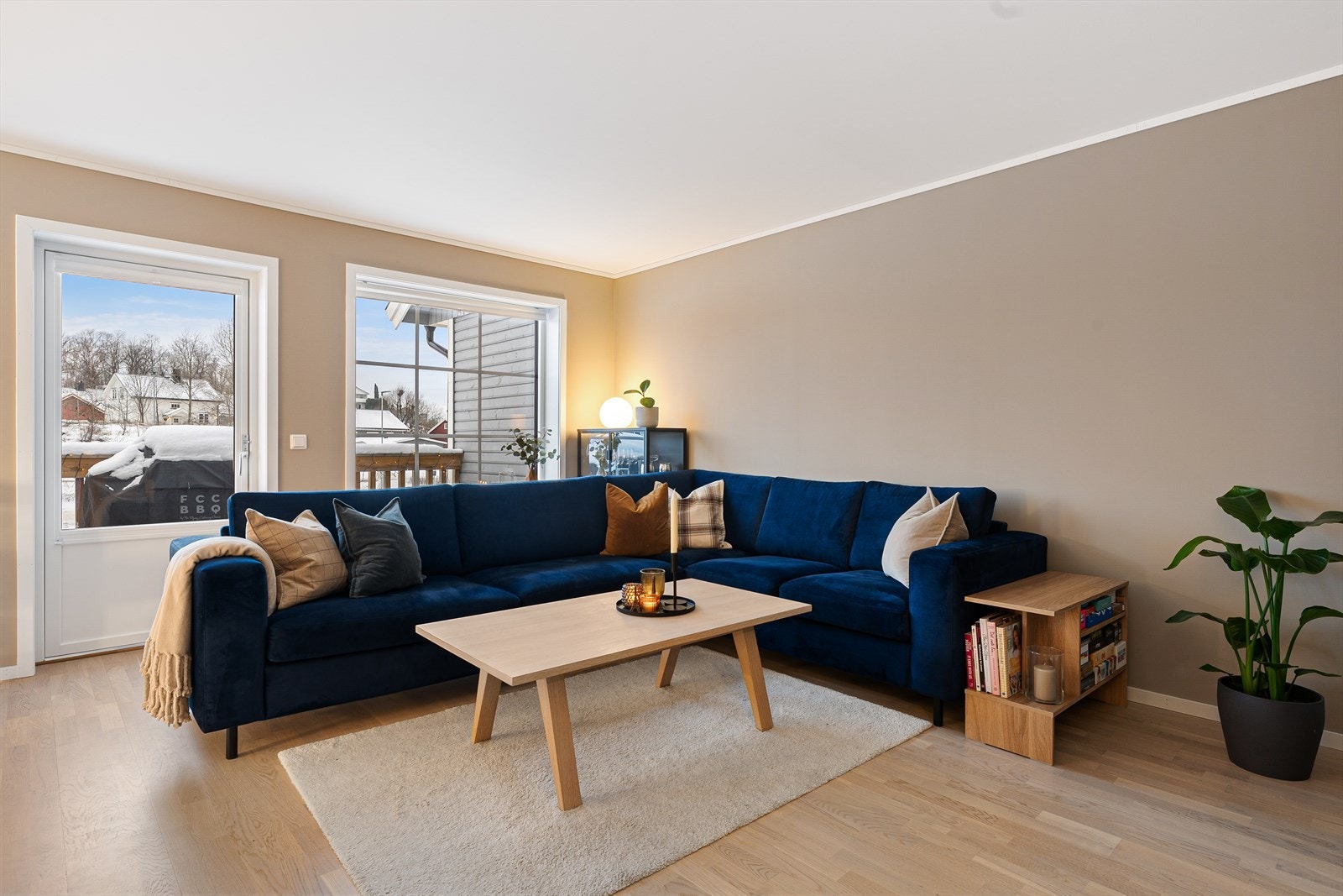 Koselig Stue med parkettgulv og utgang til fin balkong med ettermiddagssol Galleribilde