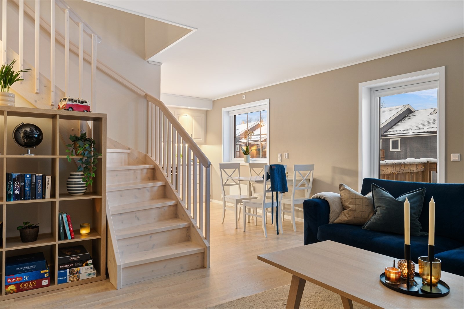 Stue/kjøkken med trapp opp til 3 etg. Galleribilde