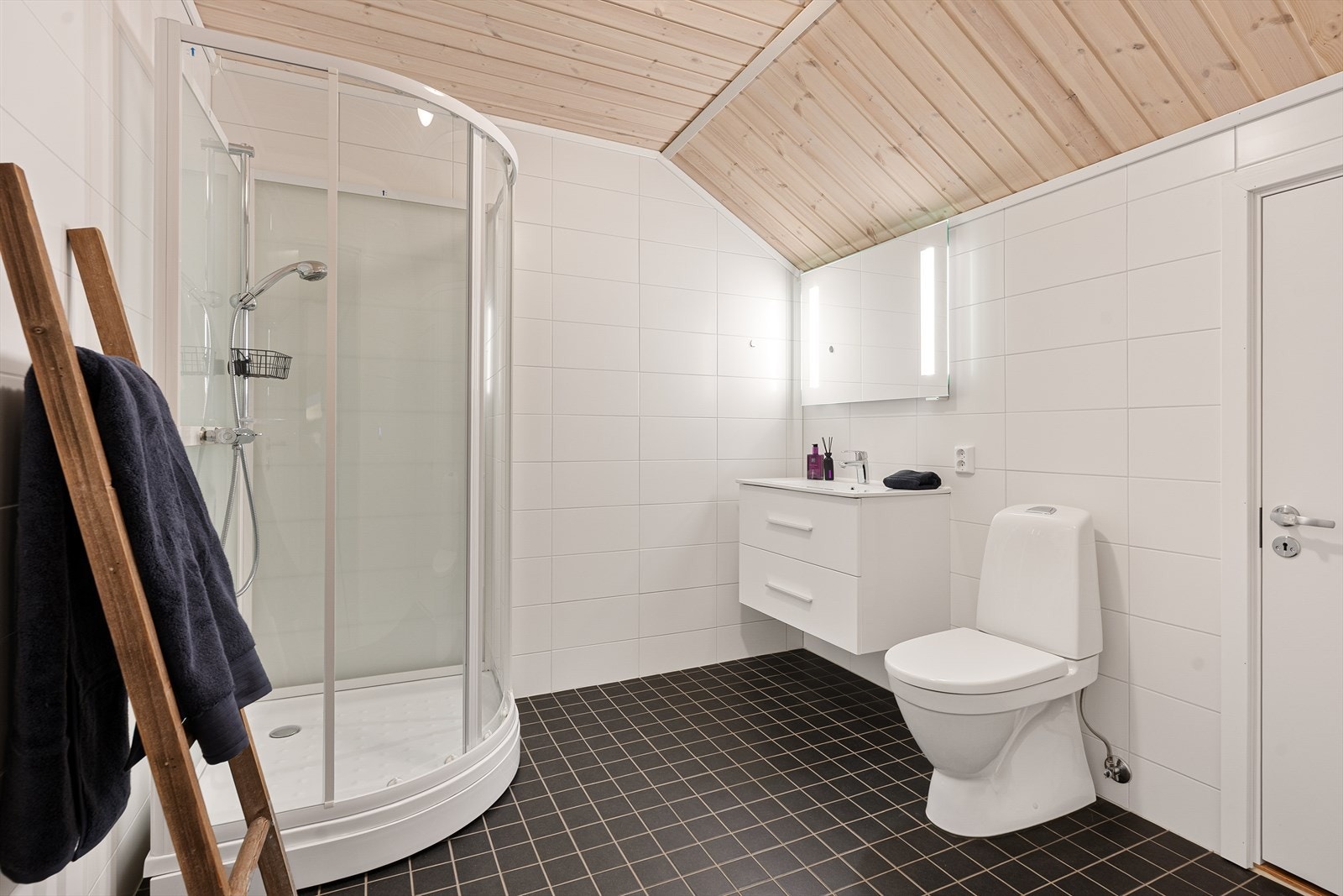 Badet i 3 etg. har pgså fliser på gulv og vegg Galleribilde