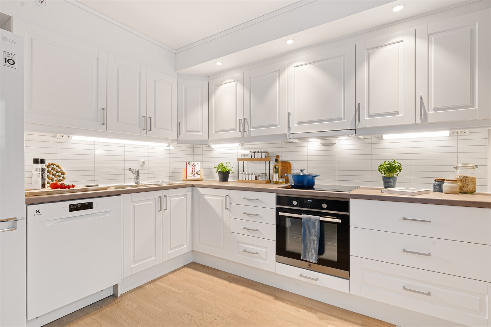 Integrert komfyr og platetopp, oppvaskmaskin. Galleribilde