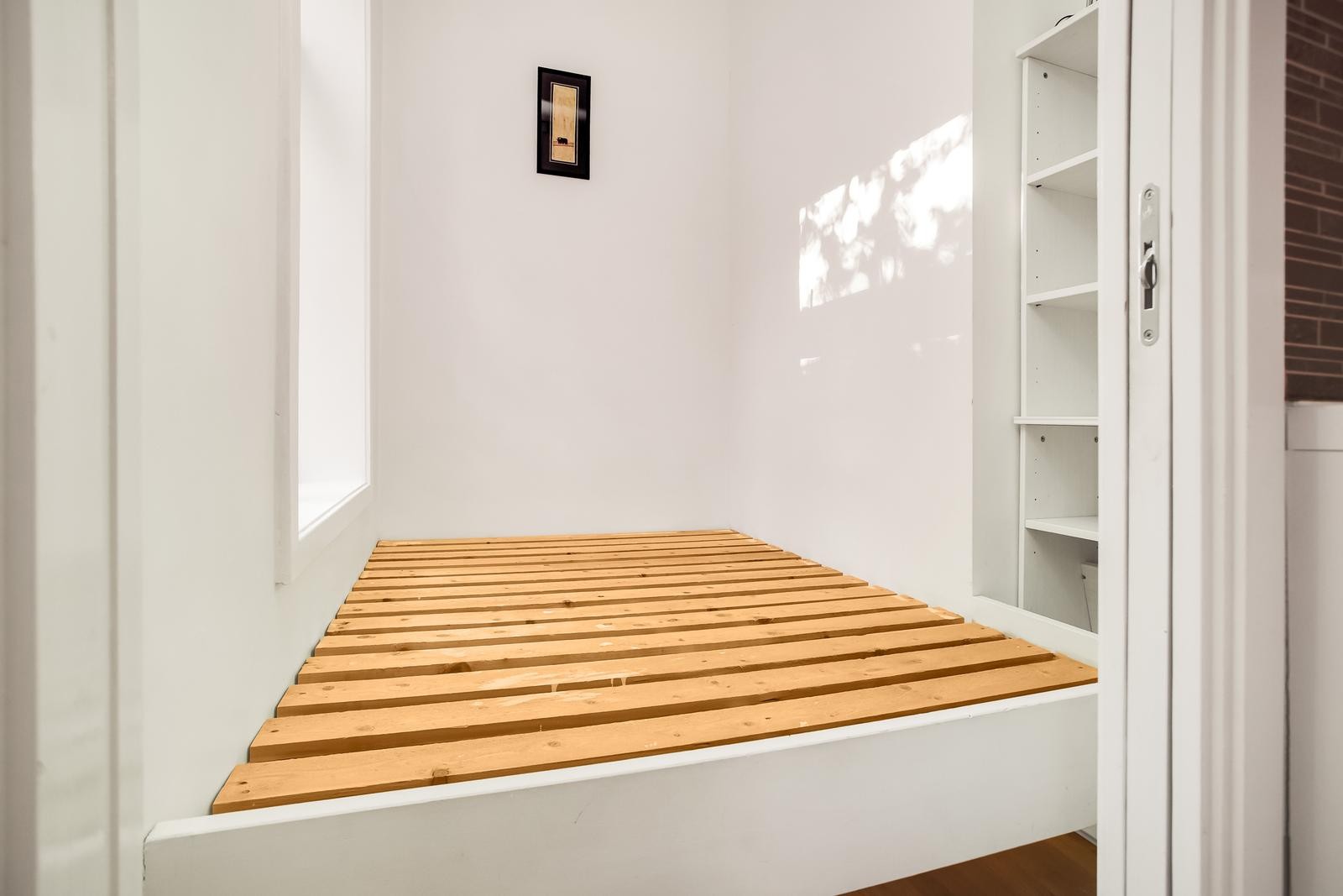 Alkove med vindu - Lagringsmuligheter under sengen Galleribilde