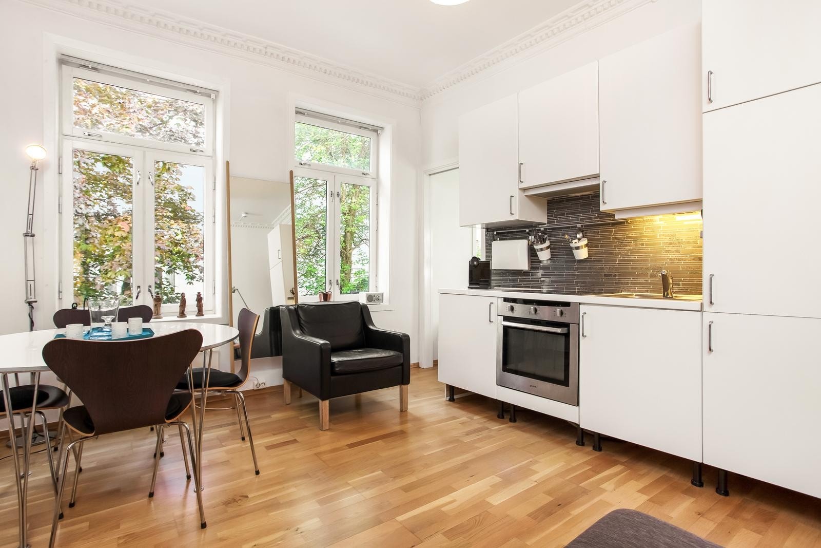 Kjøkken med hvitevarer inkludert Galleribilde