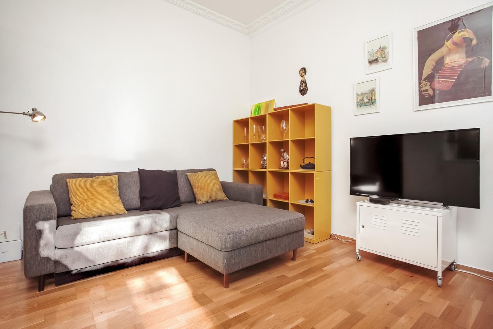 Stuen oppleves som luftig med god takhøyde og store vinduer Galleribilde