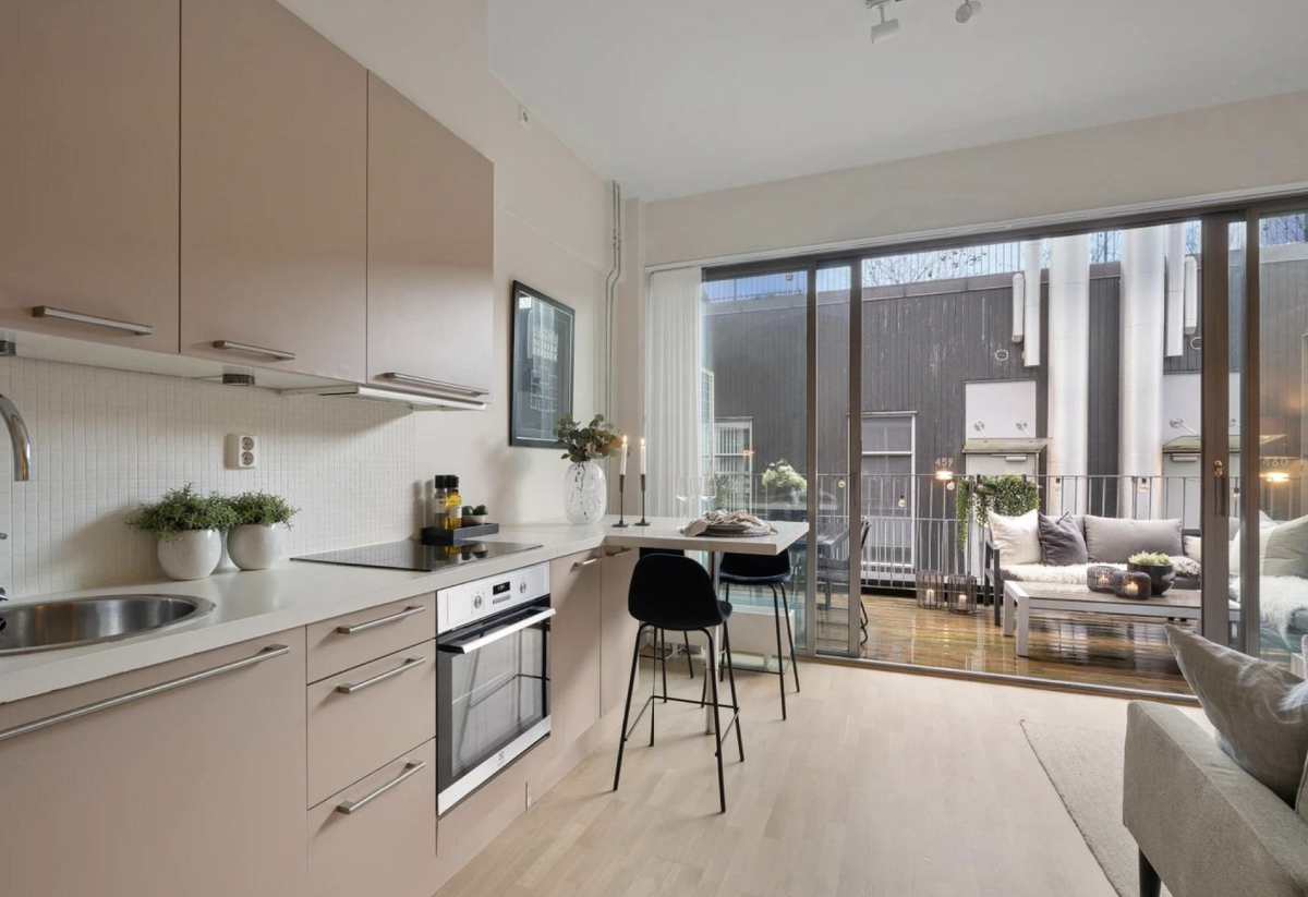 Lys og åpen løsning fra kjøkken mot balkong Galleribilde