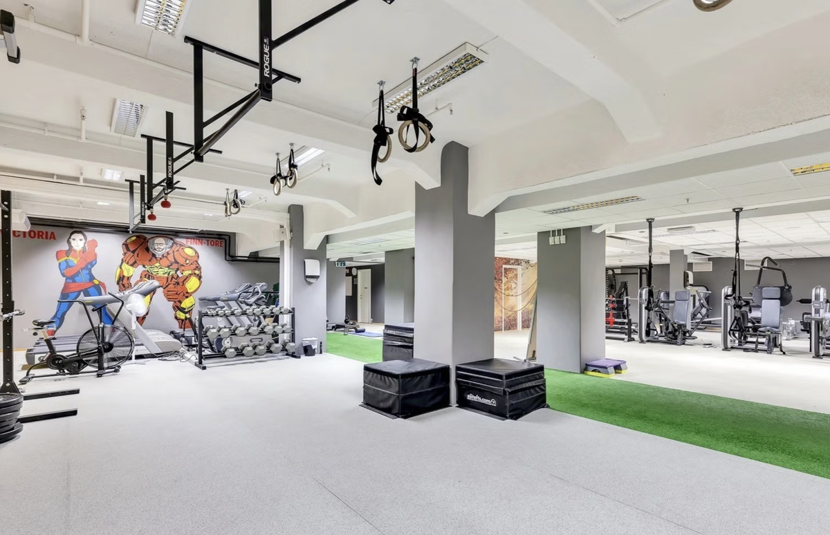 Treningssenter i kjeller. Rabatt for de som bor i gården. Galleribilde