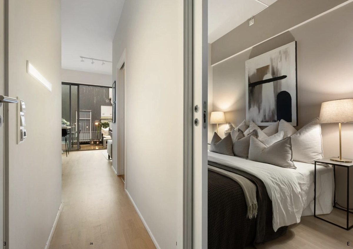 To skyvedører inn til romslig soverom Galleribilde