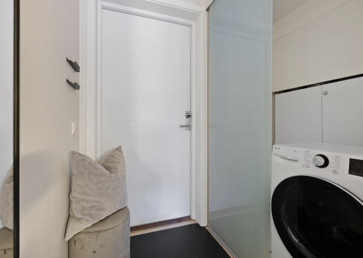 Inngangsparti med garderobe med plass til vaskemaskin Galleribilde