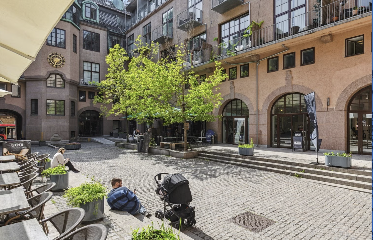 Indre bygård med frisør, fysioterapeut og restauranter Galleribilde