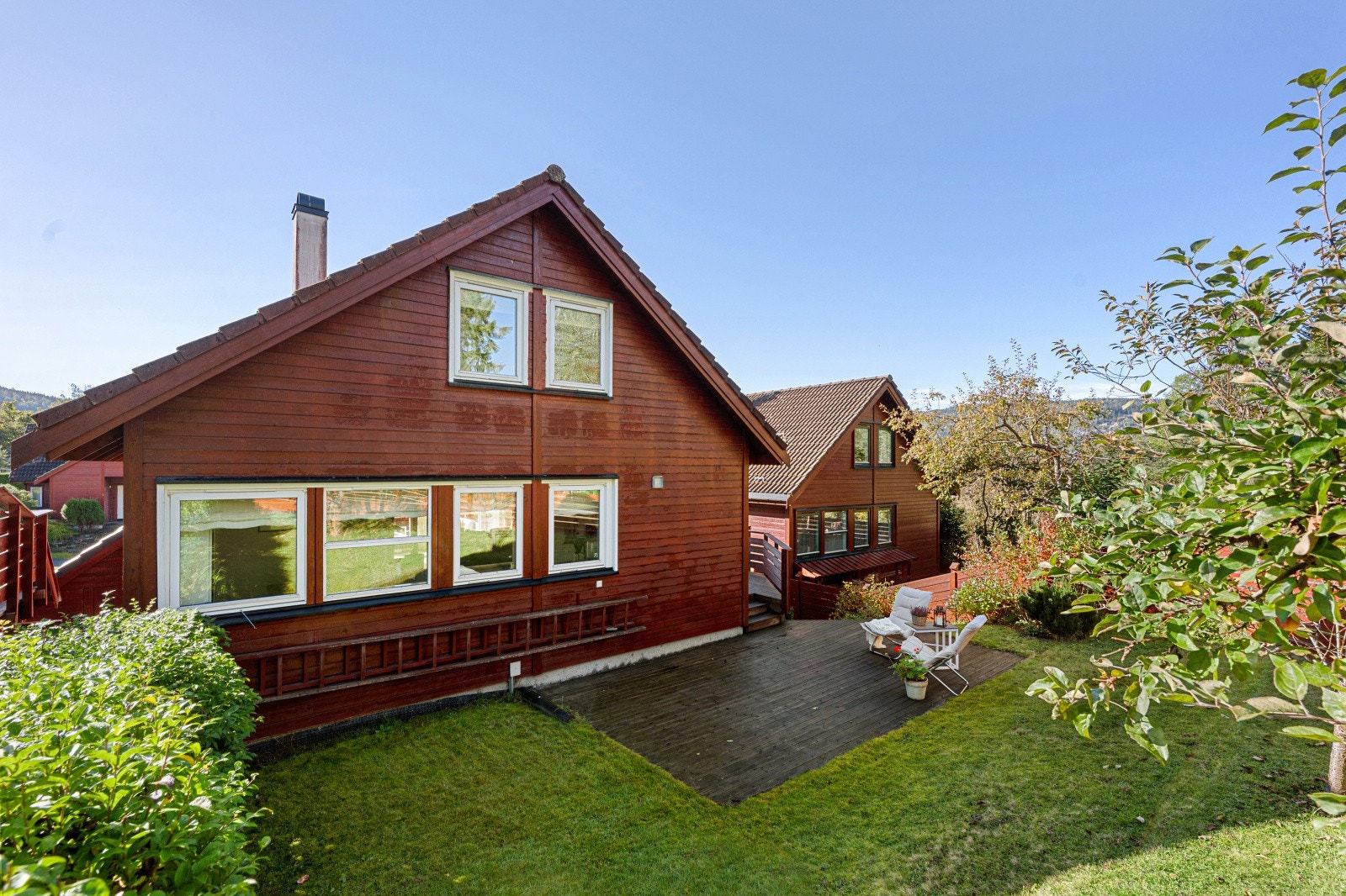 På baksiden av boligen finner du en trivelig markterrasse som er ideell for rolige ettermiddagsstunder og hyggelige sosiale sammenkomster. Galleribilde