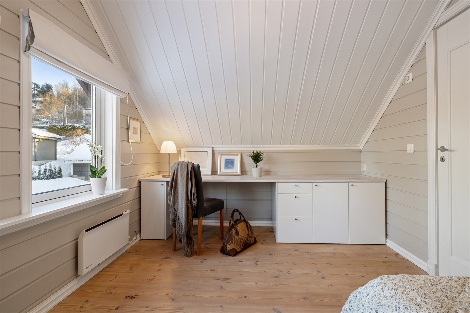 Her er det god plass til dobbeltseng, i tillegg til skrivepult for arbeid eller studier. Galleribilde