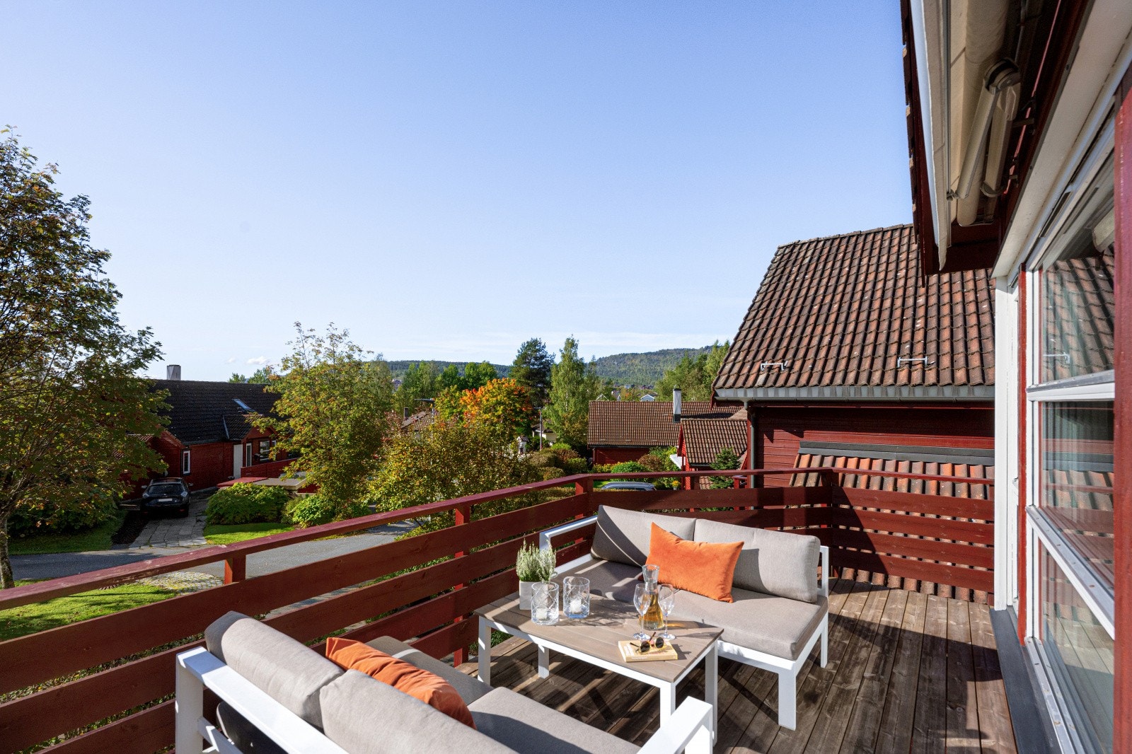 Her kan du innrede med komfortable sittegrupper, spiseplass og dekorative planter som fremhever atmosfæren. Et perfekt sted for alt fra rolige morgenstunder til sosiale kvelder med familie og venner. Galleribilde