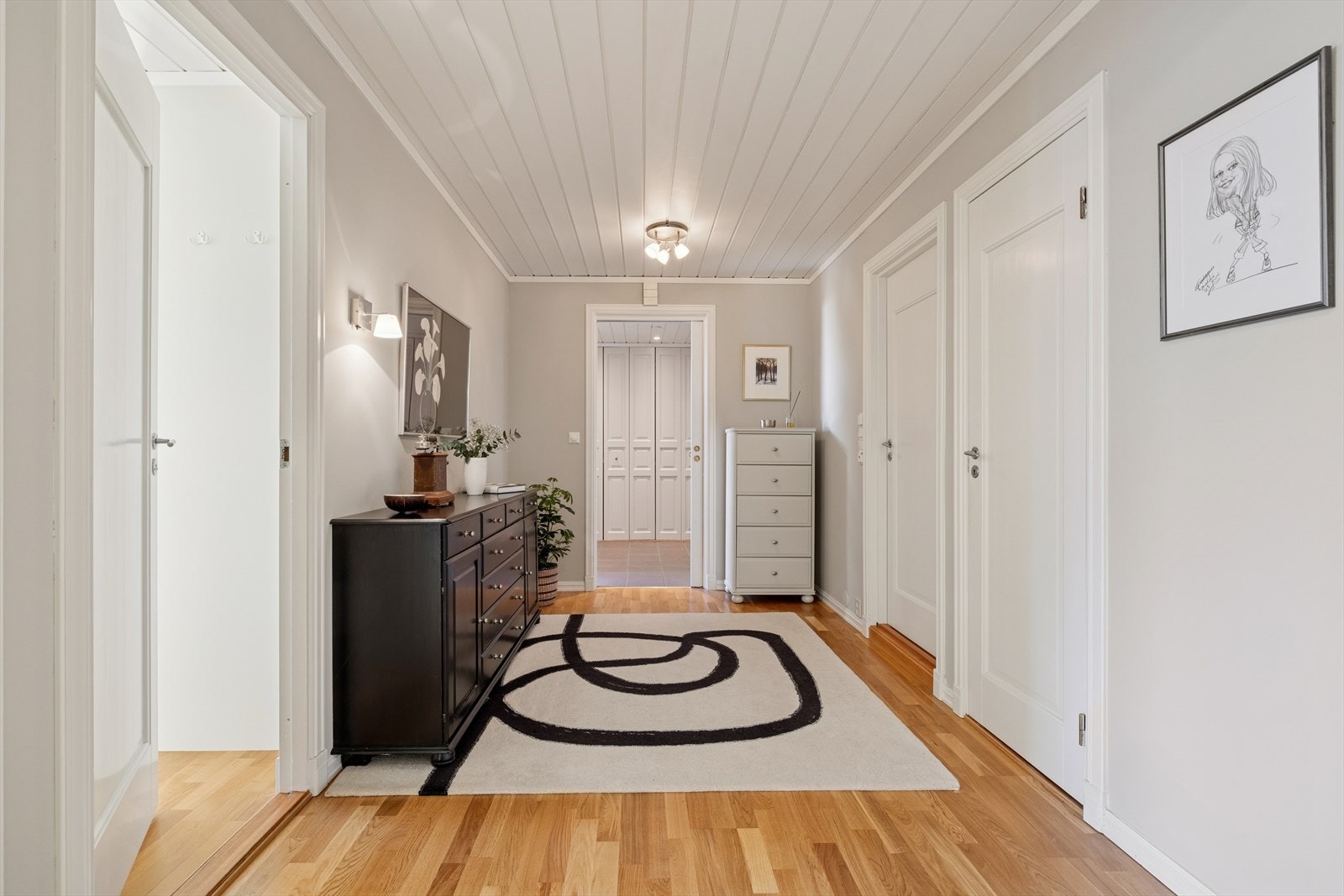 Fra mellomgangen har man adgang til et baderom og vaskerom og to av boligens romslige og pene soverom, begge utformet med fokus på komfort og funksjonalitet. Galleribilde