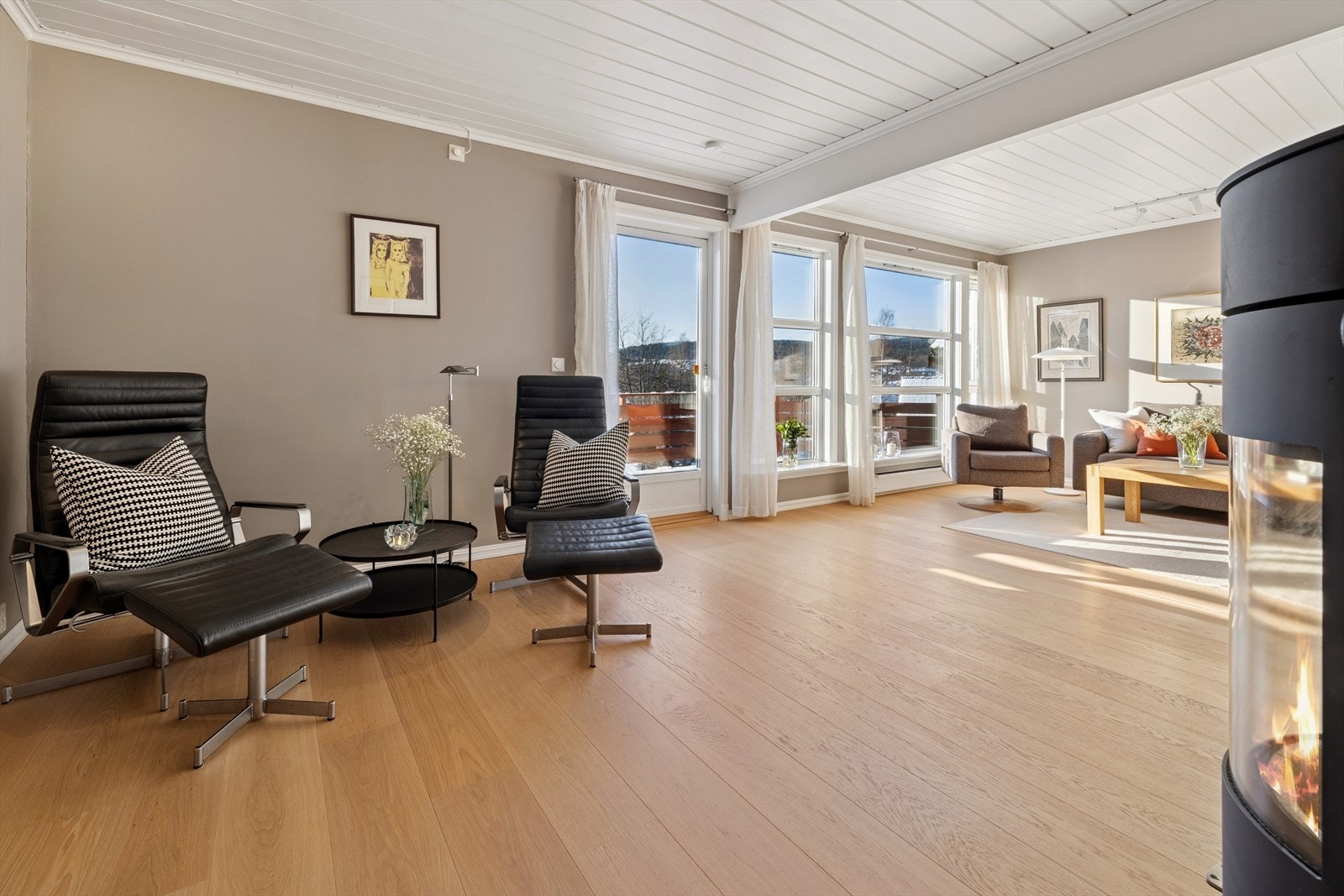 Rommet fremstår lyst og luftig med store vindusflater som slipper inn rikelig med naturlig dagslys og skaper en behagelig atmosfære. Galleribilde