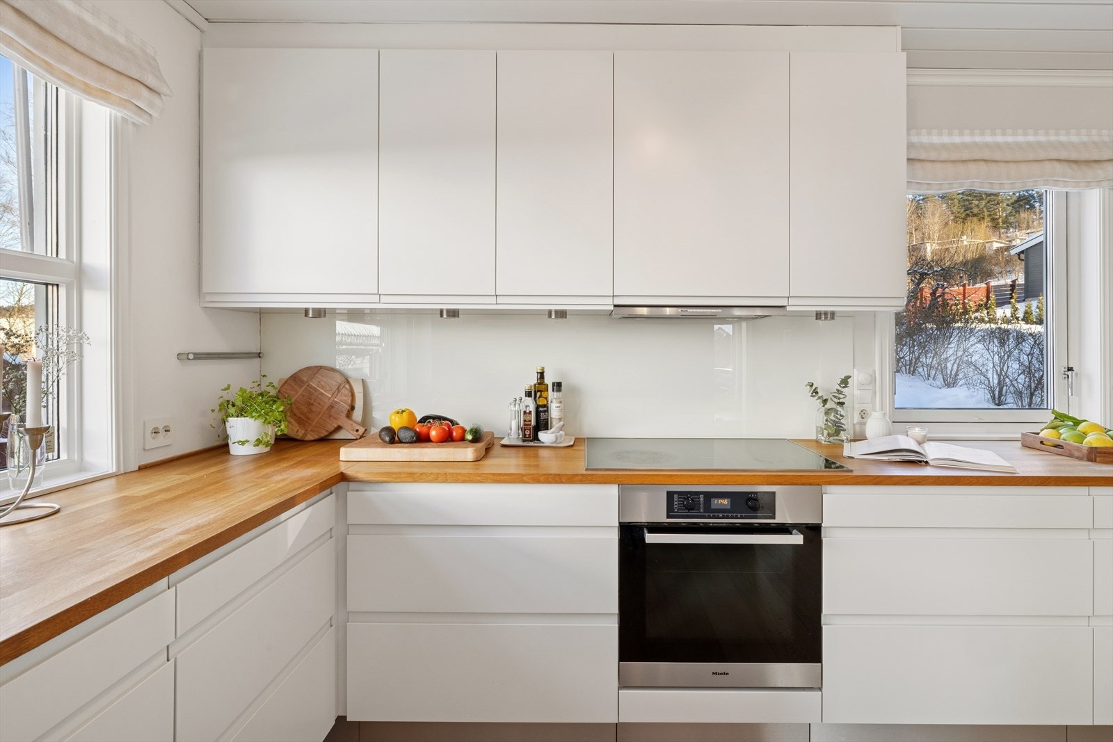 Her kan matlaging foregå uten å forstyrre stuen, samtidig som man fortsatt har god kontakt med resten av rommet. Den åpne, men skjermede utformingen gjør dette til et svært praktisk og trivelig samlingspunkt for både hverdag og selskaper. Galleribilde