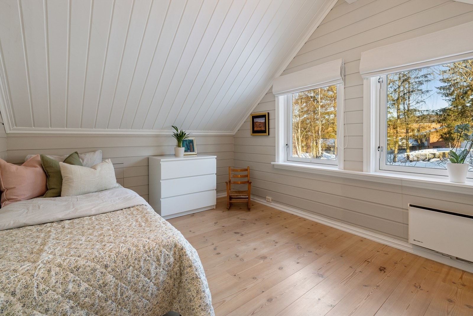 Store vindusflater slipper inn rikelig med naturlig lys og gir en fin forbindelse til naturen utenfor, noe som skaper en rolig og trivelig atmosfære. Galleribilde