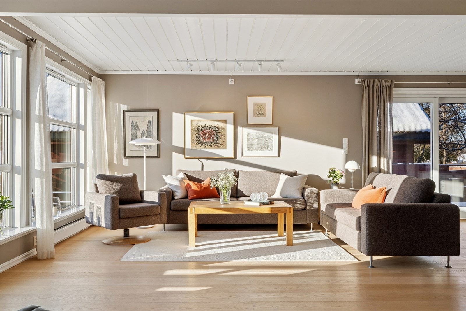 Her er det enkelt å samle familie og venner - et perfekt rom for både hverdagskos og større sammenkomster. Galleribilde