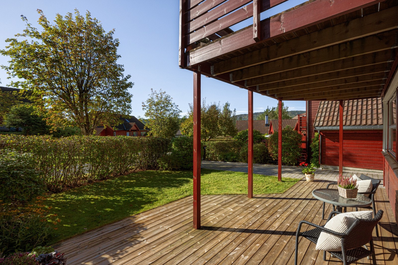 Eiendommen er beliggende i et svakt skrånende terreng, noe som gir både god utnyttelse av arealet og en flott romfølelse rundt boligen Galleribilde