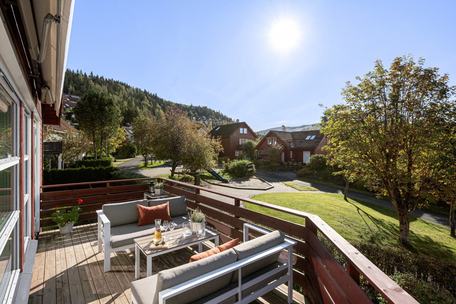 Verandaen byr på flott utsikt og et trivelig utsyn mot nærområdet, med lekeplassen liggende like ved. Her kan man følge med på barn som leker, nyte utsynet over omgivelsene og samtidig ha en lun og solrik plass for både avslapning og sosiale stunder. Galleribilde