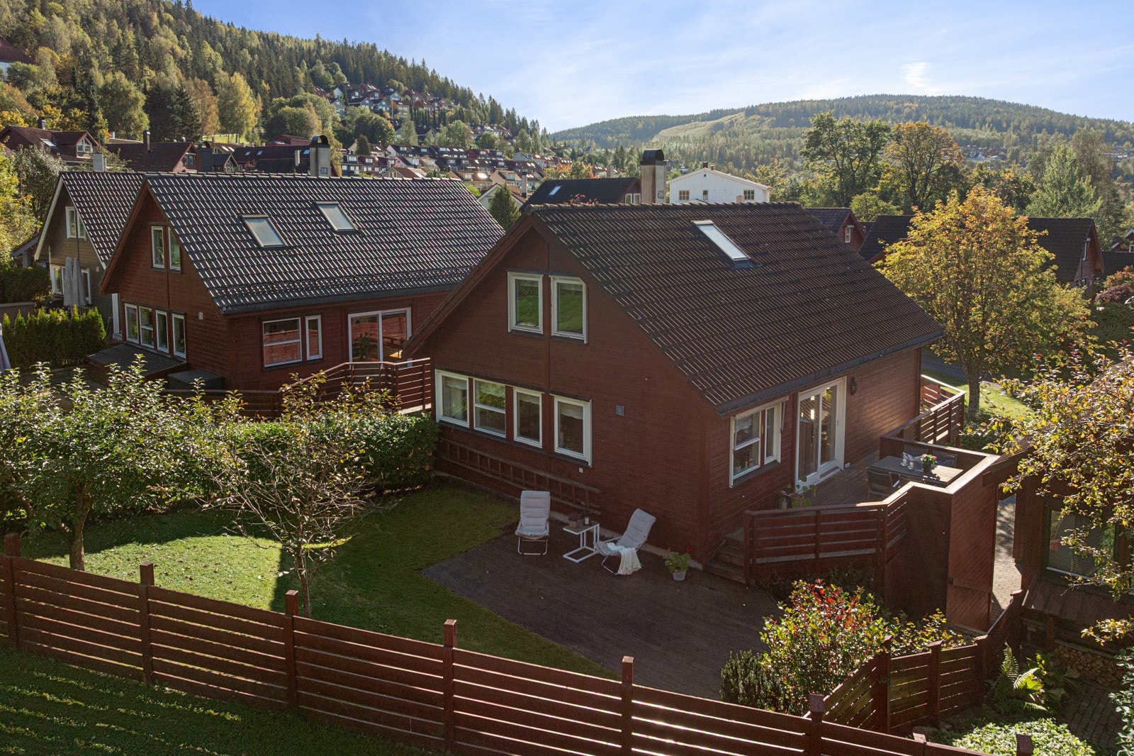 En flott og familievennlig enebolig over tre plan beliggende i Sørbråten ved Bærums Verk. Boligen ligger usedvanlig godt plassert på solsiden av dalen - en beliggenhet som kombinerer ro, nærhet og fantastisk utsikt. Galleribilde