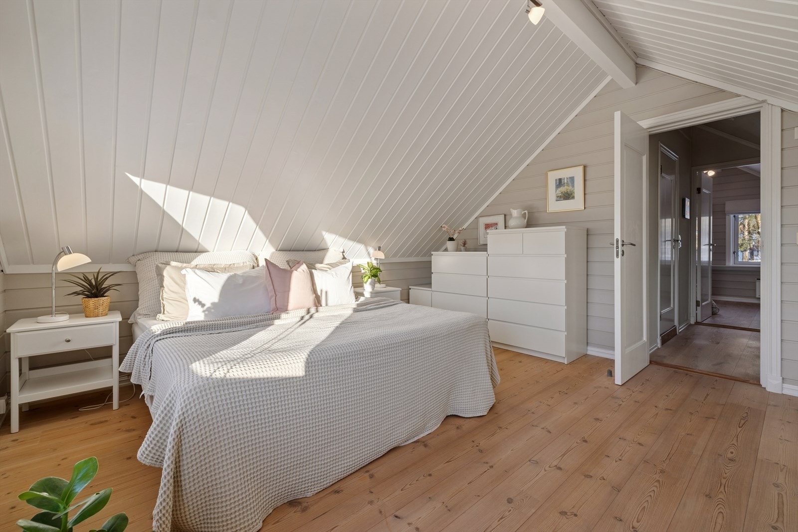 Begge soverommene er innredet i lyse og pene farger som skaper en behagelig atmosfære. Galleribilde