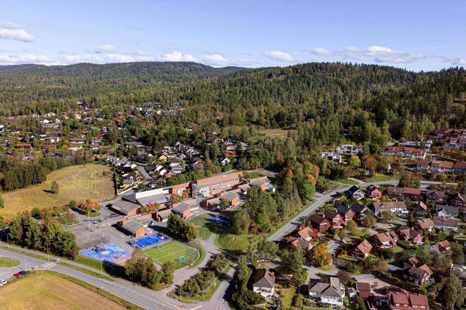 Den nære beliggenheten gjør det også enkelt for foresatte å følge opp skoleaktiviteter, hente og levere, samt delta på arrangementer gjennom året. Her får barna et trygt og stabilt oppvekstmiljø, og foreldre får en praktisk og oversiktlig hverdag. Galleribilde