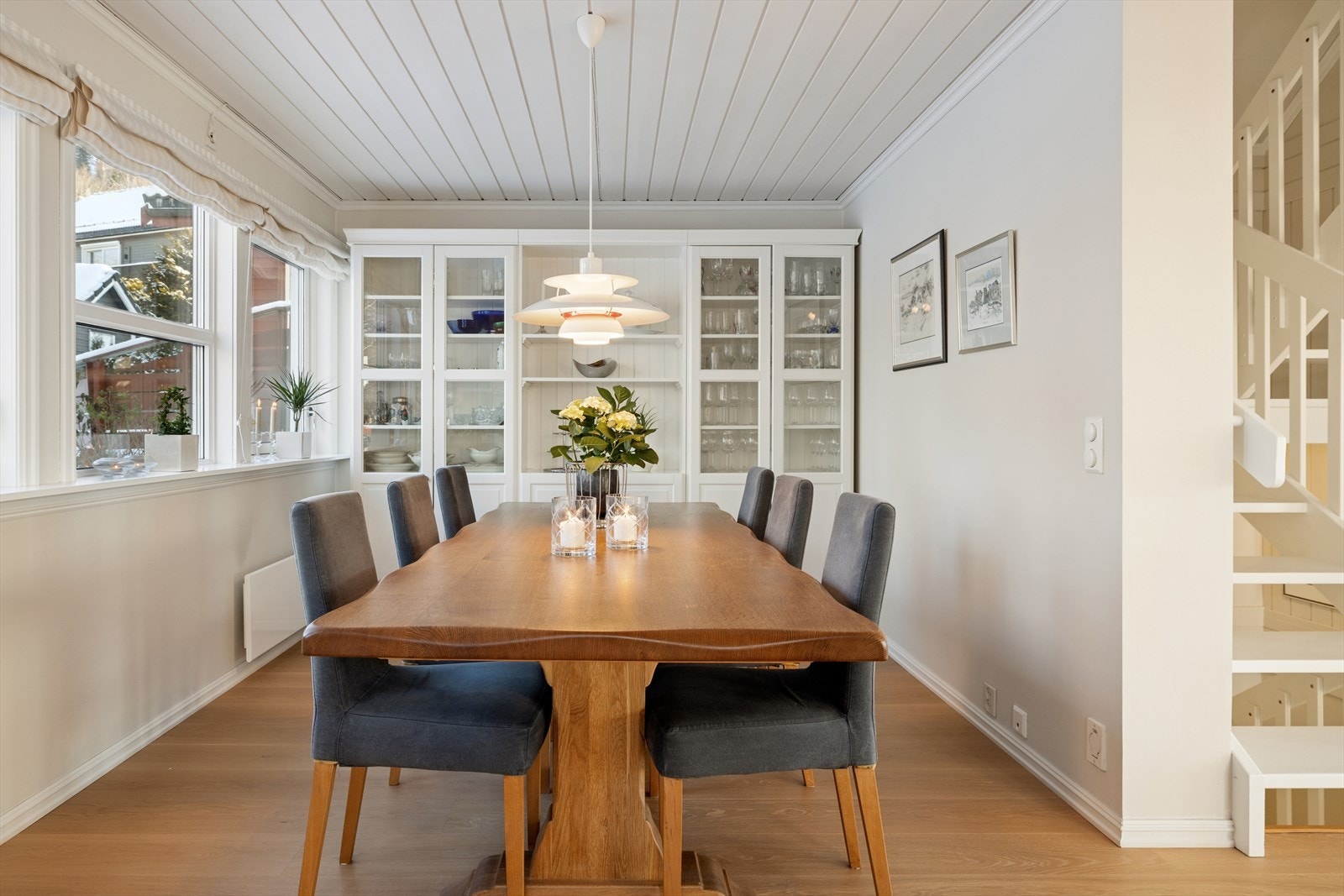 Ved spisestuen og stuen fører en trapp opp til boligens loftetasje, en egen og svært innbydende sone som rommer to romslige soverom samt et praktisk og moderne baderom. Galleribilde