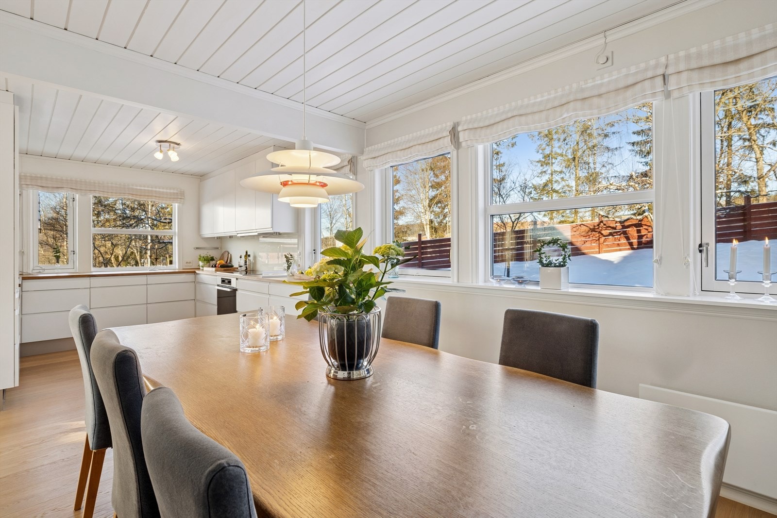 Det er også svært god plass til et stort spisebord, noe som gjør rommet ideelt for både hverdagsmåltider og større selskap. Den åpne løsningen mot stuen skaper en sosial og funksjonell sone hvor det er lett å trives. Galleribilde