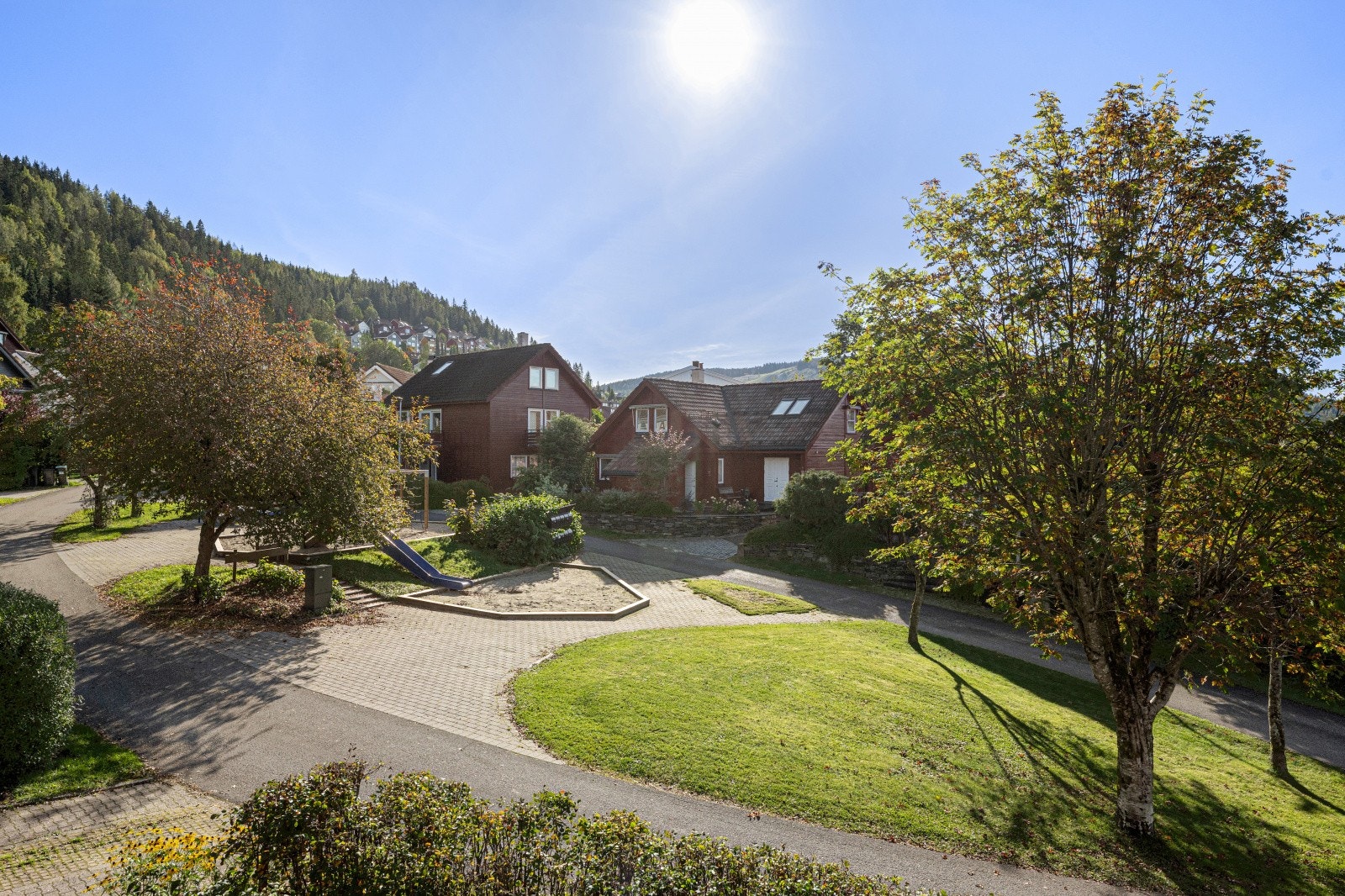 Eneboligen har en sjelden attraktiv plassering i et av de mest etterspurte boligområdene på Bærums Verk, kjent for sitt trygge nærmiljø og idylliske omgivelser. Galleribilde