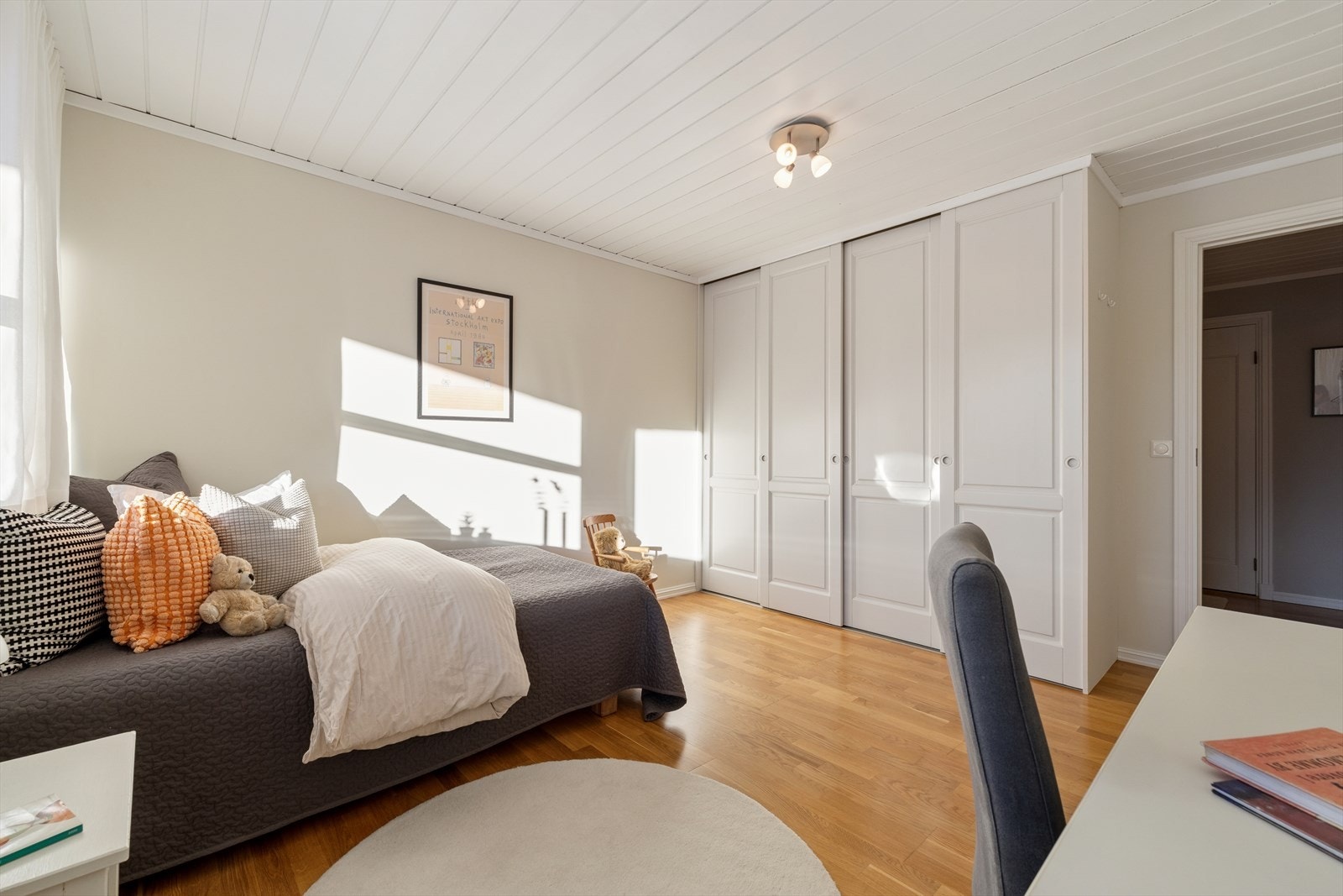 Rommene har god størrelse og byr på rikelig plass til dobbeltseng, nattbord og øvrig ønsket møblering, noe som gjør dem svært fleksible i bruk. Galleribilde