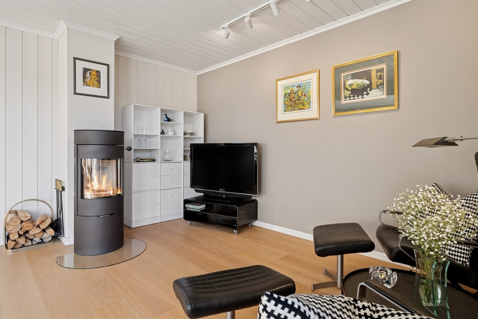 En vedovn er plassert strategisk i stuen og bidrar til en behagelig atmosfære og ekstra varme på kalde vinterdager - et innbydende samlingspunkt for hele familien. Galleribilde