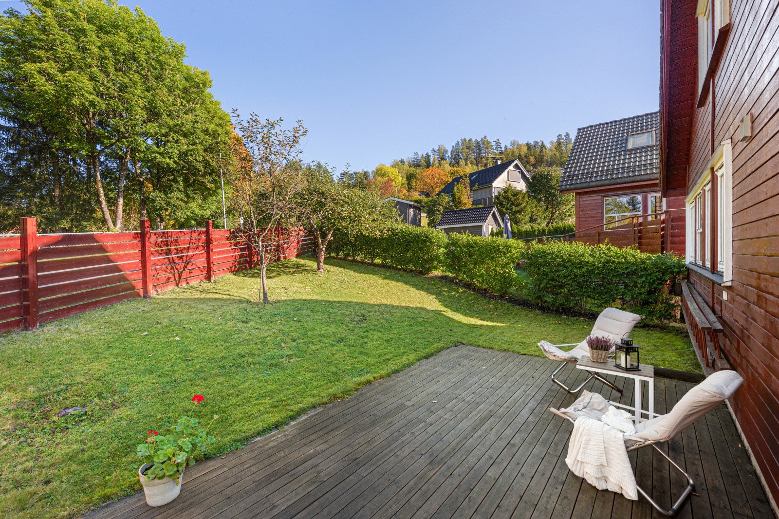 Terrassen fungerer som et naturlig samlingspunkt for både hverdagskos og større selskap - et perfekt sted å virkelig kjenne på roen hjemme. Galleribilde