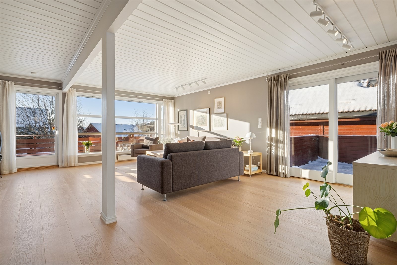 Stuen har hele to utgangsdører til boligens veranda, som strekker seg både langs kortsiden og langsiden av huset. Galleribilde