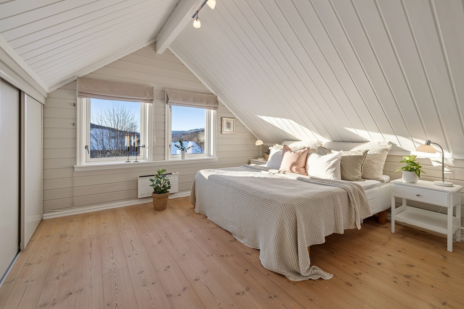 Store vinduer slipper inn rikelig med dagslys og gir flott utsyn over nærområdet, noe som gjør rommene både luftige og trivelige. Galleribilde