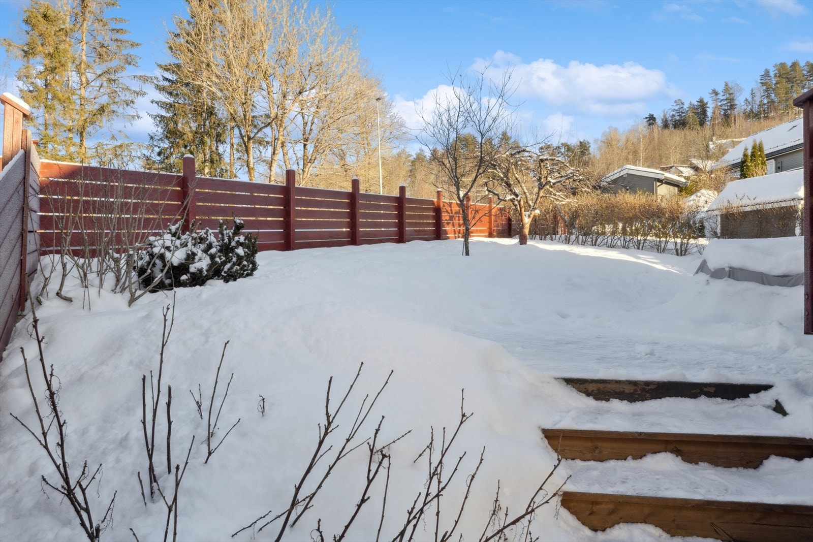 Hagen byr på fine og trygge utearealer som kan brukes gjennom hele året. Om vinteren legger snøen seg som et mykt teppe over området, og gjør hagen perfekt for lek og vinteraktivitet. Galleribilde