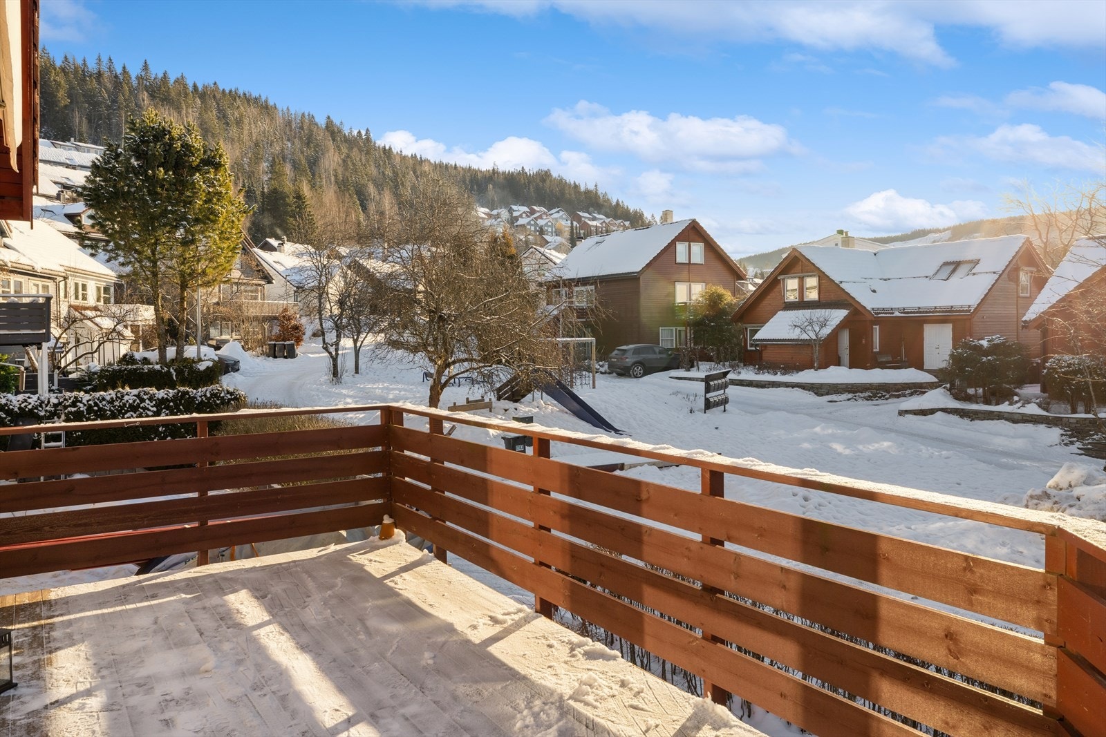 De åpne utearealene rundt huset gjør det enkelt å bygge snømenn, lage snøhuler eller arrangere små konkurranser i snøen, og området byr på en helt egen atmosfære når det er dekket av hvitt. Galleribilde