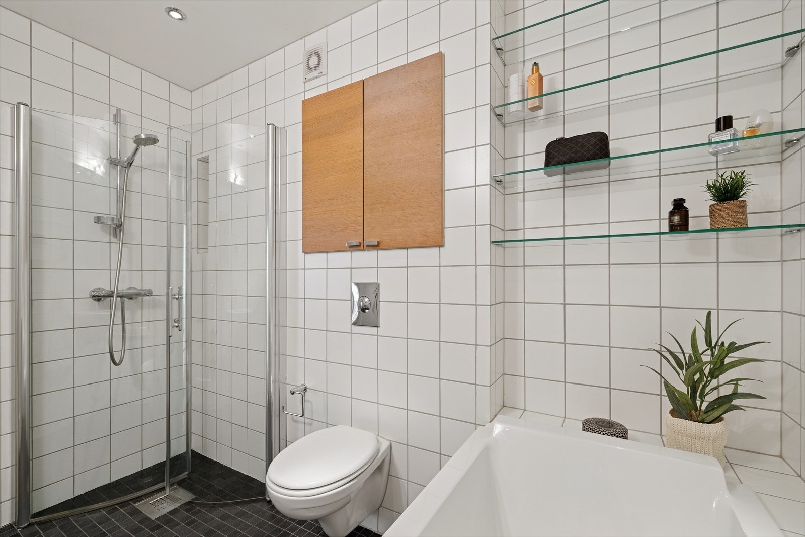 Dette er et rom som fungerer godt både i hverdagen og når familien trenger litt ekstra komfort. Galleribilde