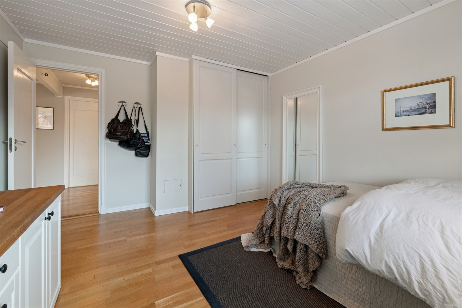 Begge soverommene er utstyrt med romslige skyvedørsgarderober som gir effektiv og praktisk oppbevaring, samtidig som de bidrar til et ryddig og harmonisk uttrykk. Galleribilde