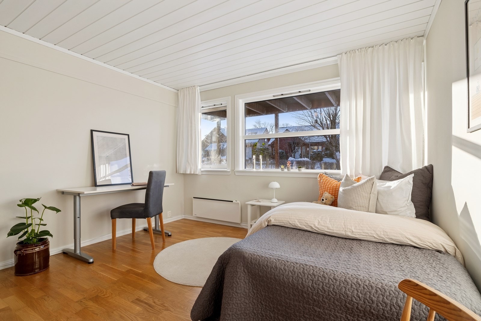 Den gode romfølelsen og fleksible planløsningen gjør det enkelt å tilrettelegge for både arbeid, studier og avslapning i samme rom. Galleribilde