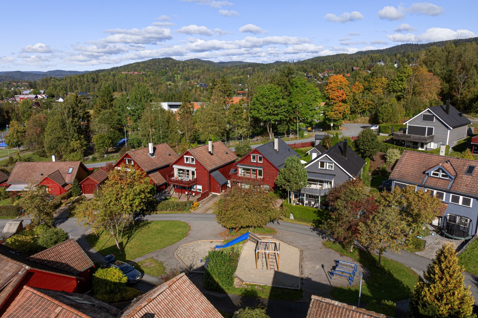 Boligen ligger rett ved det meste du trenger i dagliglivet. I nærområdet finner du barnehager, barneskole, ungdomsskole, idrettsanlegg og offentlig kommunikasjon - alt innen få minutters gangavstand. Galleribilde