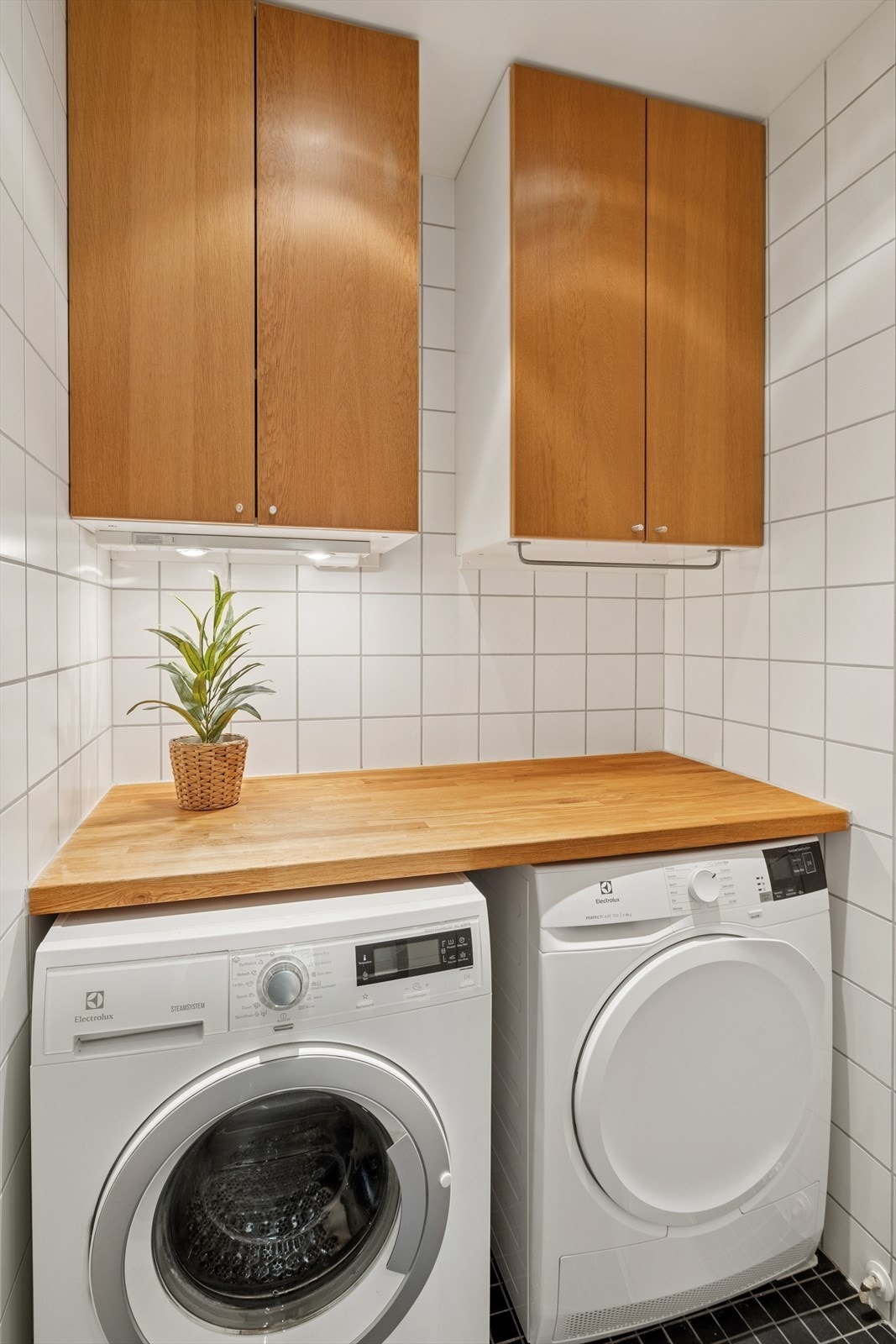 Vaskerommet fungerer som en effektiv og velfungerende arbeidsstasjon i boligen, som gjør hverdagslogikken både enklere og mer praktisk. Galleribilde