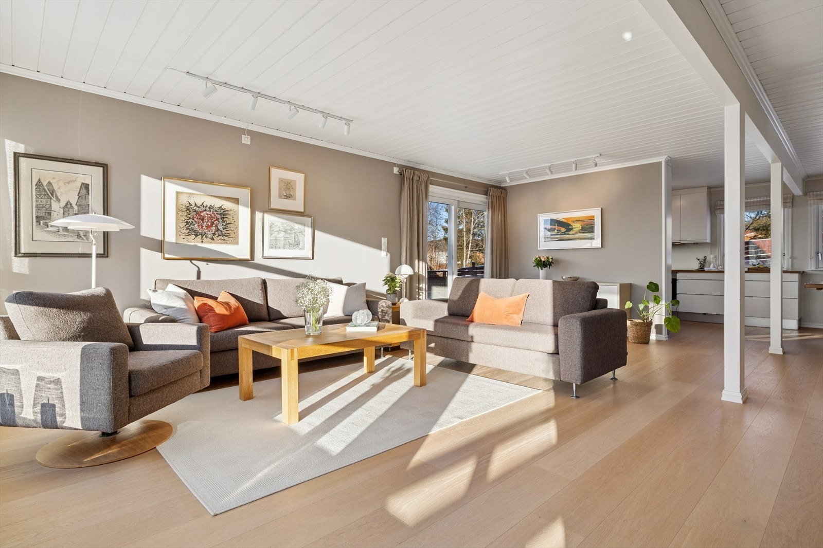 Kjøkkenet har en naturlig plassering ved siden av spisestuen, og den åpne løsningen mot stuen skaper en sosial og sammenhengende atmosfære - samtidig som kjøkkensonen oppleves behagelig tilbaketrukket. Galleribilde