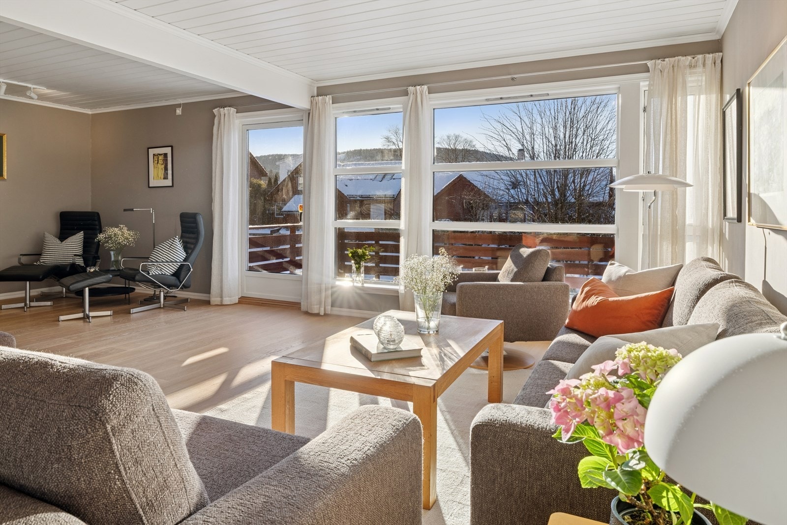 Stuen er lys og innbydende, med store vindusflater som slipper inn rikelig med naturlig lys og skaper en lys, varm og luftig atmosfære. Galleribilde